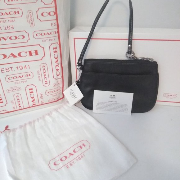 New With Gift Box & Dust Bag Coach Black Small Leather Wristlet F45651 - Picture 1 of 11